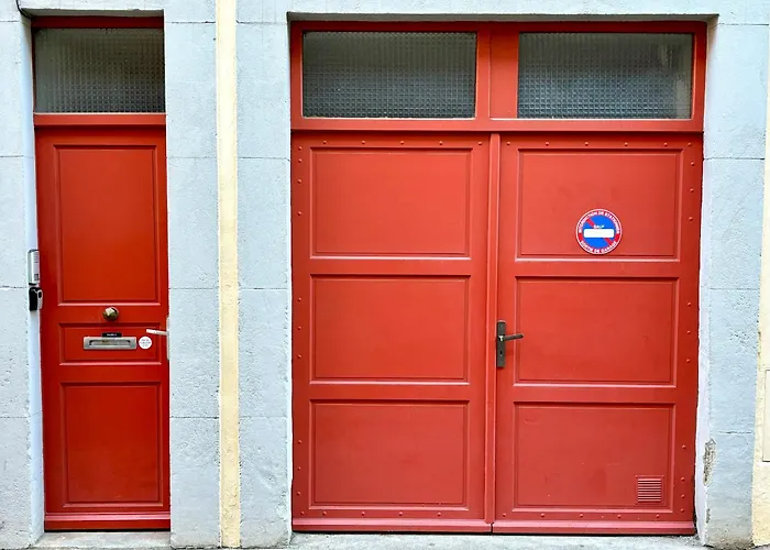 La Vie En Rouge - Parking Gratuit